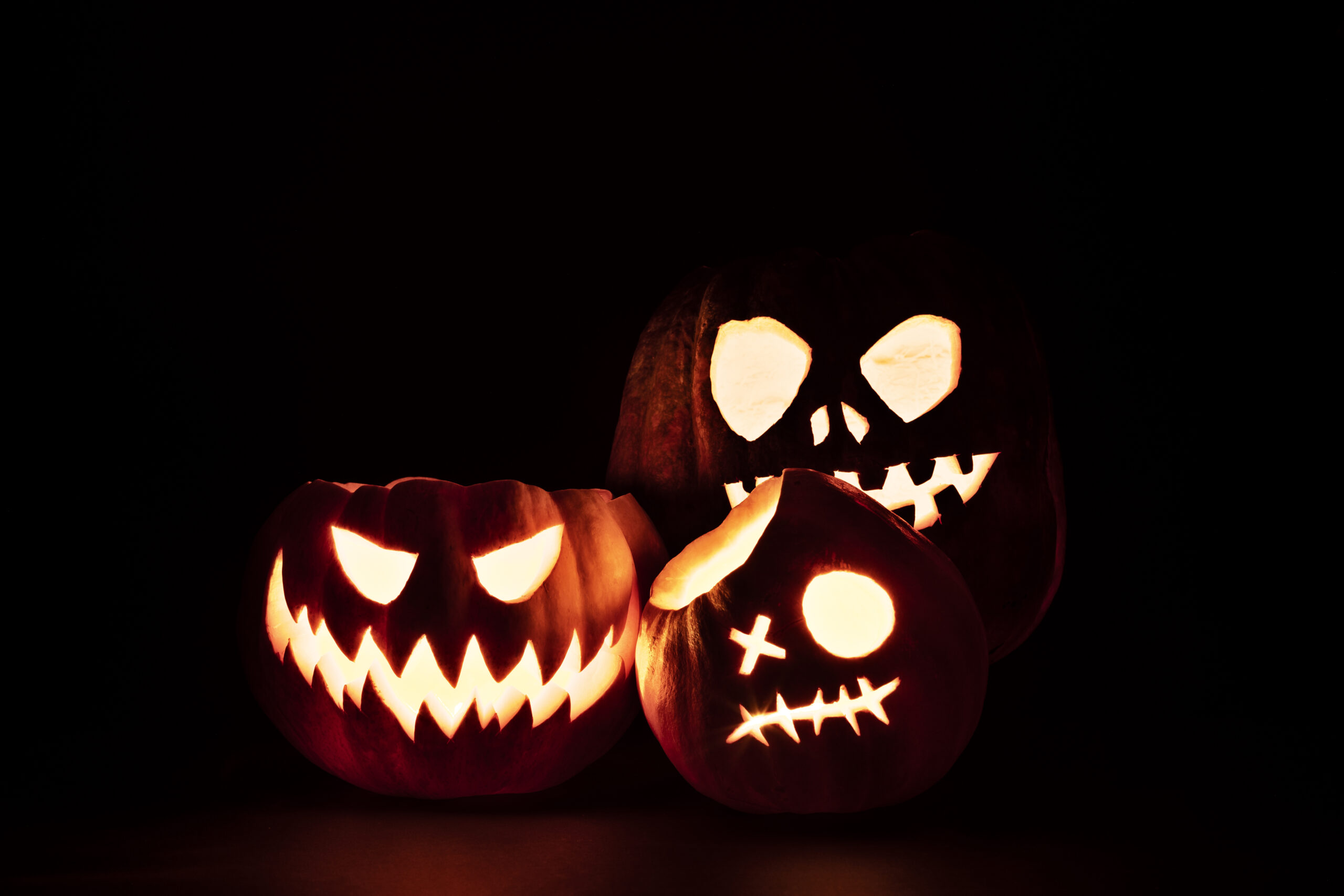 Photo de jack'o lanterns sur un fond noir