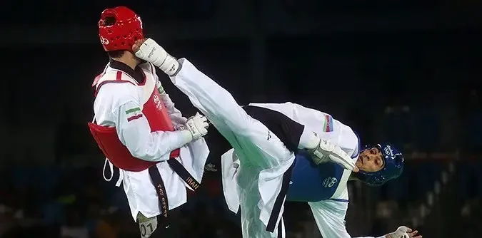 Photo de deux athlète en plein combat de Taekwendo