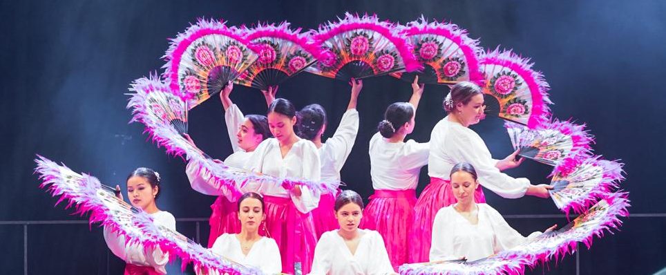 Photo de danseuse réalisant une danse traditionnel coréenne